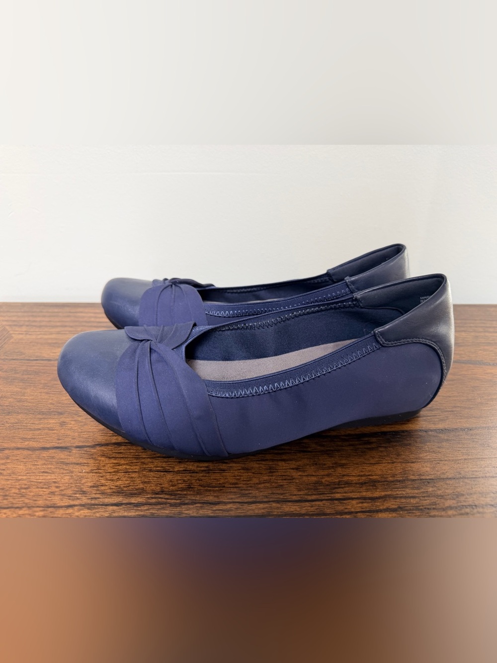 Baretraps Women's Navy Ballet Flats size 8 W